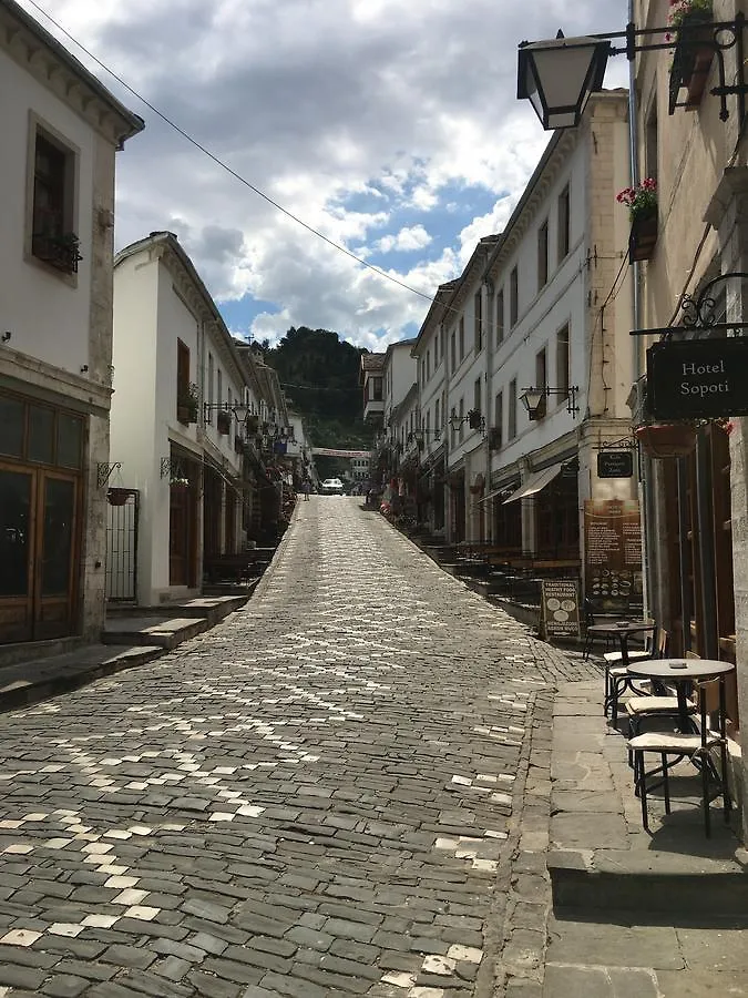 Guest House And Hostel Hani I Fisnikut Gjirokaster